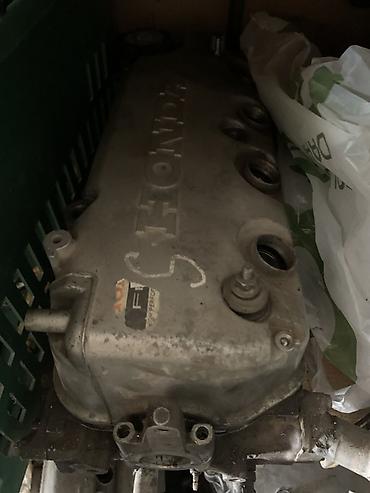 головка блока: Головка блока цилиндров Honda (надпись HONDA на крышке клапанов). Судя — 2
