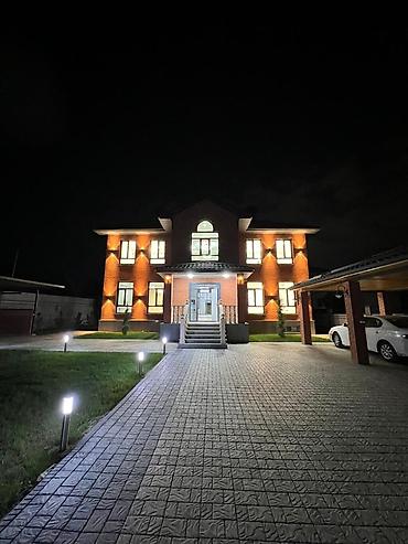 вечер: Кирпичный двухэтажный дом в классическом стиле с архитектурными — 3