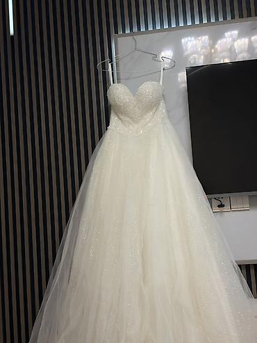 Toy paltarları və aksesuarları: Ağ rəngdə, bəzəkli gəlinlik. - Model: A-kesim/Ball gown siluet, uzun — 4