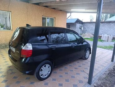 обмен на малолетражку: Автомобиль Honda Fit черного цвета, модель хэтчбек. Оснащен