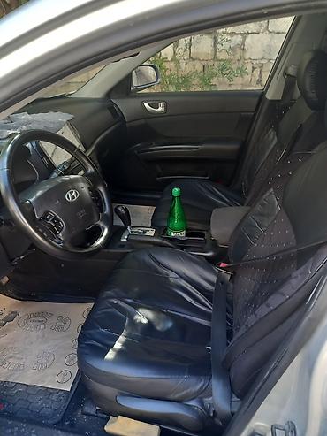 Hyundai: Hyundai Sonata sedan – gümüşü rəng, 5 qapı, ön çəkişli. Texniki və — 3
