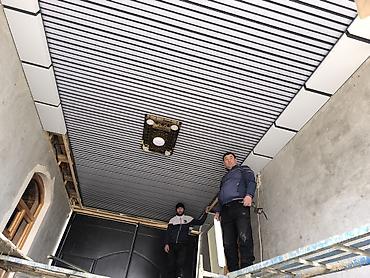 Потолочные работы: Реечный подвесной потолок для улицы/крыльца с декоративным карнизом и — 11