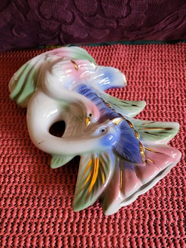 Figurice i makete: Porcelanska nova figura 70te. Figura,vaza. bez — 6