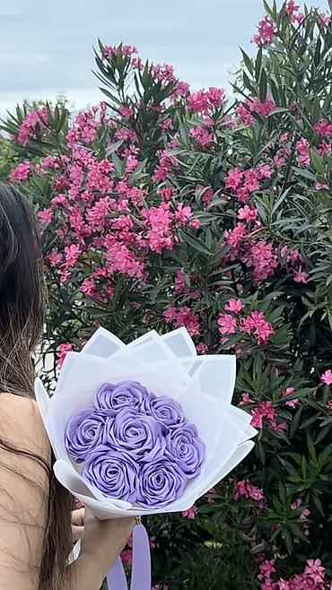daş gülü: Bənövşəyi gül dəstəsi – dekorativ gül buketi - Buket: açıq bənövşəyi — 1