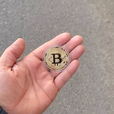 qızıl pullar: Virtual kriptovalyut Bitcoin pul vahidin fiziki nümunə sikkəsi