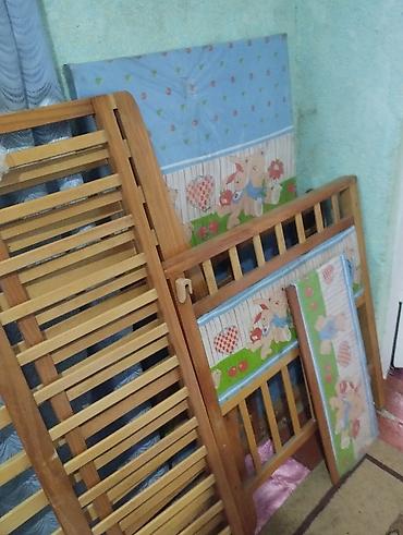 bunk bed: Детская деревянная кроватка (разобранная) с комплектом мягких бортиков — 3