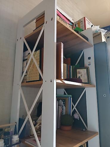 kitab skaflari: Ağ kənarlı, taxta rəfləri olan çoxrəfli şkaf. Kitab şkafı kimi və — 2