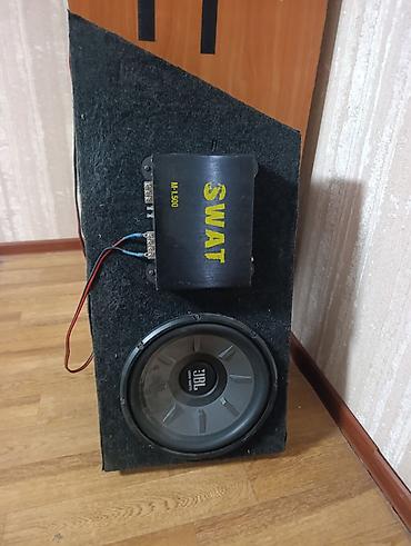Играет очень достойно Сабвуфер JBL в корпусе + усилитель SWAT M-1500