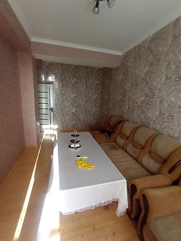 Uzunmüddətli kirayə mənzillər: Bina Xırdalanda riyadın arxasında(Jasmin Parkda)yerləşir.Mənzildə — 16