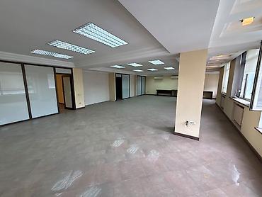 Коммерциялык мүлк: Кеңселерди сатуу 402 м², Ремонтсуз, Көп кабаттуу имарат, 2 кабат — 9