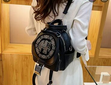 Классические сумки: Продаю сумки 1. Коричневая. Размер 32х25. В комплекте длинный — 7