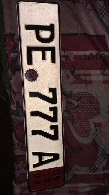 Avtomobil üçün alətlər: PE 777 A seriyalı, ağ rəngli avtomobil nömrə nişanı. Qara hərflər və