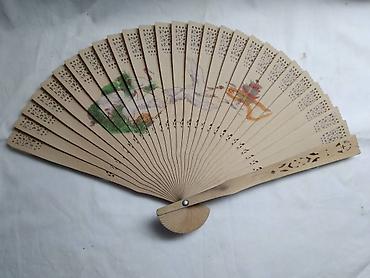 Ostali aksesoari: Lepeza drvena 21-22 cm. polovna.Cena za kom — 2