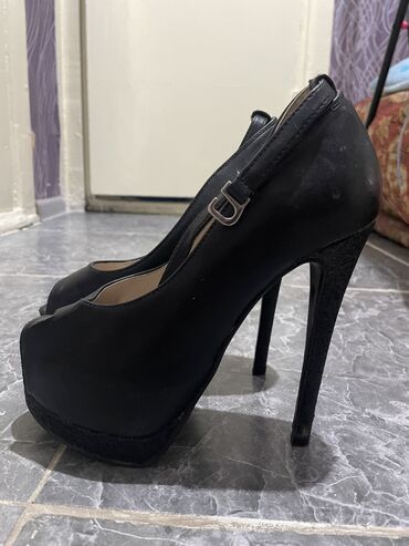 Туфли: Размер: первые 5 фото 35-36 
6-10 фото 36 
11 фото 37 — 3