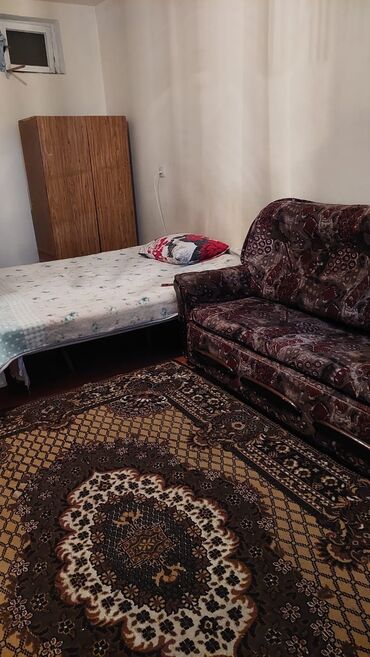 kiraye evler 100 azn 2022: Həyət evi, 1 otaqlı, mebellı yaşayış sahəsi: - Otaq: divan, iki