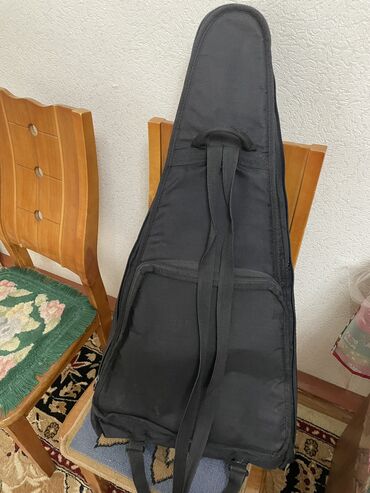 футболка черная: Удобный чехол для музыкального инструмента, имеющий лямки и внутренние