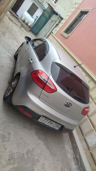 фольксваген поло 1: Kia Rio hatchback - Korpus: 5 qapılı hatchback, gümüşü rəng - Model