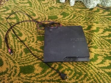 PS3 (Sony PlayStation 3): Игровая консоль Sony PlayStation 3 в черном корпусе. В комплекте идут