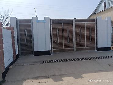 Продажа полдома: 🏡 Продаётся барачный дом у берега в селе Тон! 📍 Локация: с. Тон 🌊 — 2