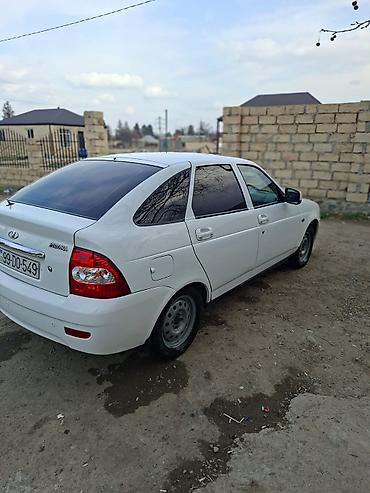 volkswagen polo 1: LADA Priora hatchback, ağ rəng. 5 qapılı kuzov, qara rəngli tonlanmış — 4