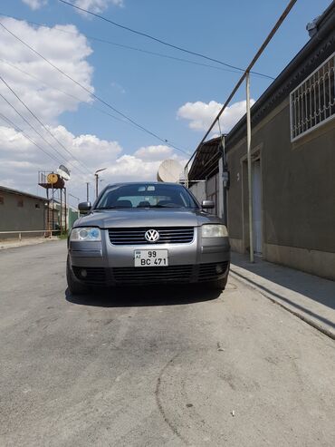 поло седан запчасти: Gümüşü rəngdə olan Volkswagen Passat avtomobili. Təkərləri yaxşı