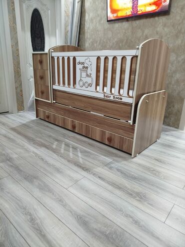 Beşiklər: Oğlan və qız üçün, İşlənmiş, Dördbucaq, Beşik, Matras ilə, Yellənmə mexanizm ilə