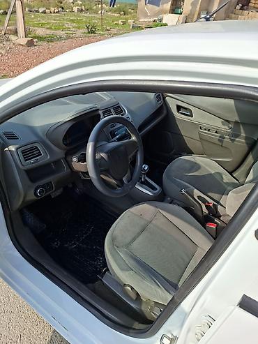 avto oturacaqlar: Ağ rəngli sedan avtomobil satılır. - Kuzov: 4 qapılı sedan, ağ rəng — 5