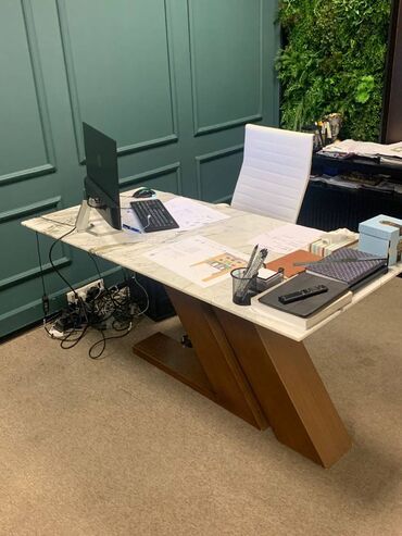 Ofis masaları: Müdir üçün, Dördbucaq masa