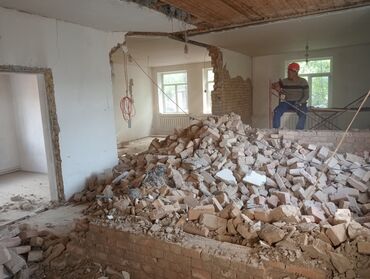 Демонтажные работы: Разбор полов, Снятие потолков, Снос стен | Гипсокартонная стена, Демонтаж встроенных шкафов, Снос перегородки | Зачистка от старых обоев, Сбивка старой штукатурки, Снятие побелки | Демонтаж линолеума, Демонтаж плинтуса, Демонтаж кафельной плитки | Кровля из профнастила, Крыша из шифера, Металлочерепичная кровля Больше 6 лет опыта — 26