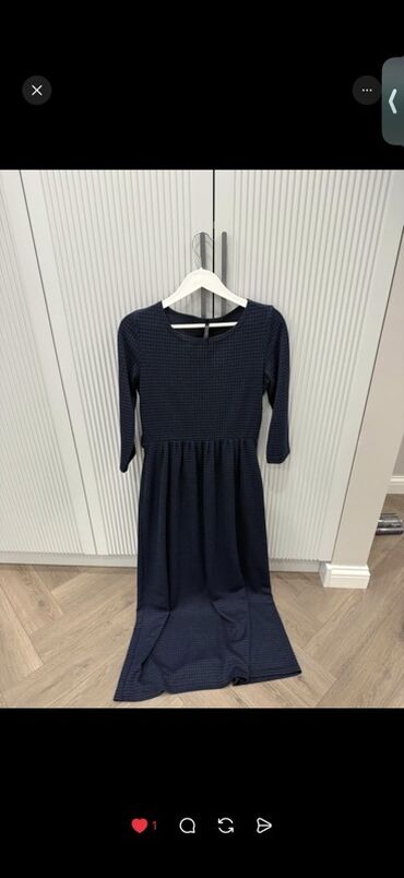 женское платье из вельвета: Темно-синее женское платье в мелкую клетку/микро-вафлю. Размер М, цена