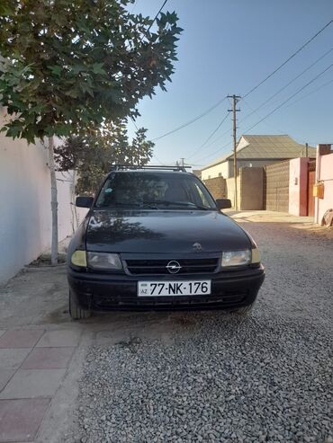 Opel: Opel Astra Caravan – universal kuzovlu, qara rəngdə. Əsas — 1