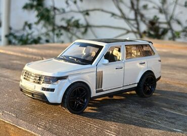 Qəfəslər: Ağ oyuncaq maşın 🚙⚪ Yaşıl rəngdə metal gövdəli model maşın. Ön