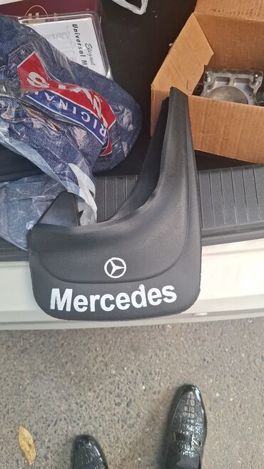 mercedes 606: Qara rəngli, üzərində Mercedes loqosu və yazısı olan palçıq