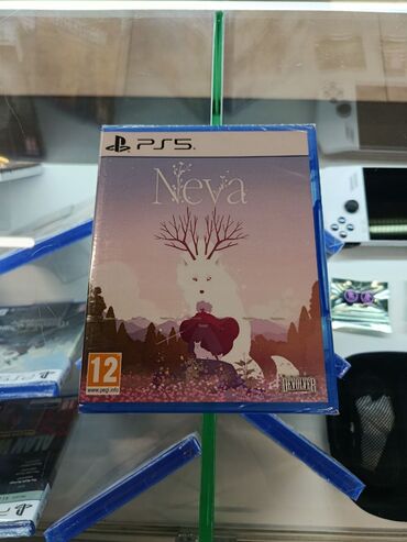 горный: Видеоигра Neva для консоли PlayStation 5. Обложка игры оформлена в
