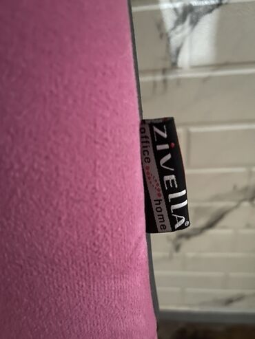 miz ustul: Çəhrayı rəngli, yumşaq toxunuşlu ofis stulu Zivella brendinə
