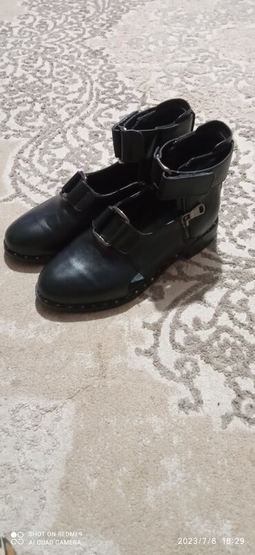 рабочая обувь: Баскони как новая размер 36,5 цена 800 срочная цена Адрес