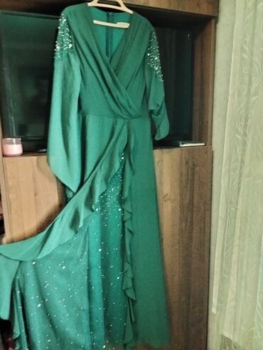 paltarlarin satisi: 1dəfə geyinilib 270manata alınıb 150manata satılır nərgiz butik