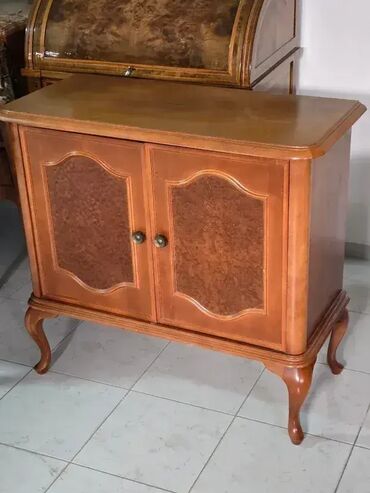komoda za sminkanje sa ogledalom: Stilska komoda (dvokrilna) 🪑✨ Dobro stanje. 🏠 Širina: 89 cm 📏