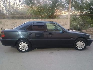 w202 on şuşə: Mercedes-Benz C‑Class (W202) sedan - Kuzov: qara rəng, 4 qapılı sedan — 10