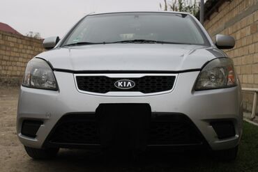 Kia: Kia Rio hatchback – gümüşü rəngdə, 5 qapılı şəhər avtomobili. Xarici — 1