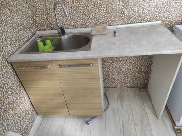 старая мебель в бишкеке: Продаю б/у мойка со столом. очень очень срочно