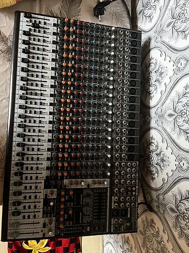 audio kaset: Mikser pulti – çoxkanallı peşəkar audio mikser Xüsusiyyətlər: - Geniş — 1