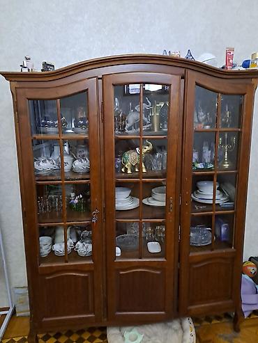 Klassik üslubda taxta vitrin-bufet - Material: təbii ağac karkas