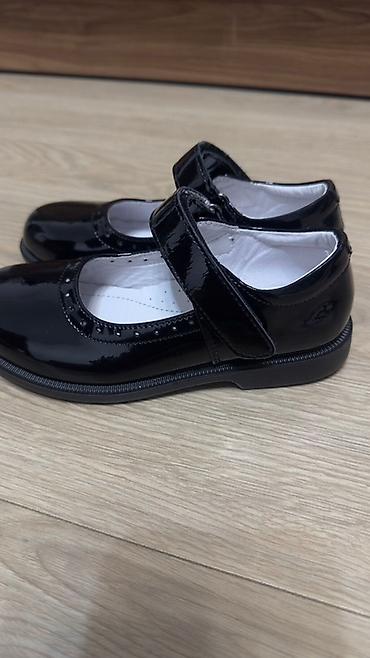 Детская обувь: Детские туфли Мэри Джейн черного цвета, выполненные из лакированной — 2