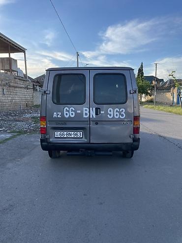 guzgu manitor: Ford Transit furqon tipli yük/miniven avtomobili. Şəkillərdə boz — 4