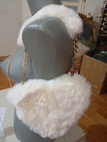 Torbe: Plišana torbica u obliku srca - Model: srce, mekani veštački krzneni — 4