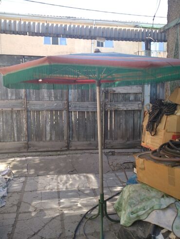 бизнес оборудование: Продаю зонт от солнца на подставке. Диаметр 2 метра. Цена 1500