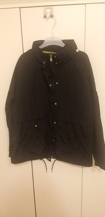 kožna jakna s: -Ženska crna prolećna jakna -100% poliamid -Ima i kapuljaču -Veličina