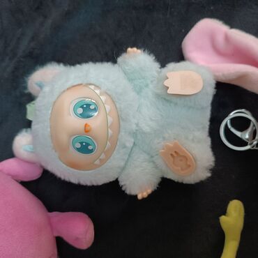 Игрушки: Набор мягких игрушек включает в себя семь различных фигурок, каждая со — 6