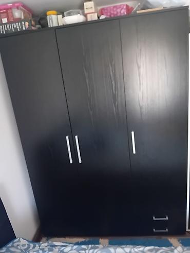 ikea ormari za sobu: Troslojni garderober od tamnog drveta (verovatno iverica/MDF) sa — 2